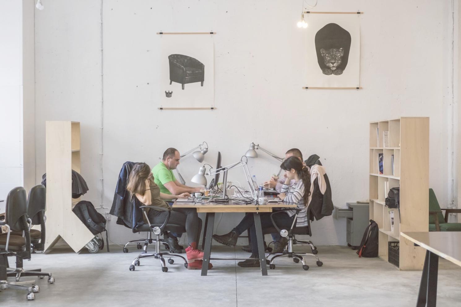 Sesiune de formare interactive cu participanți în sala de curs