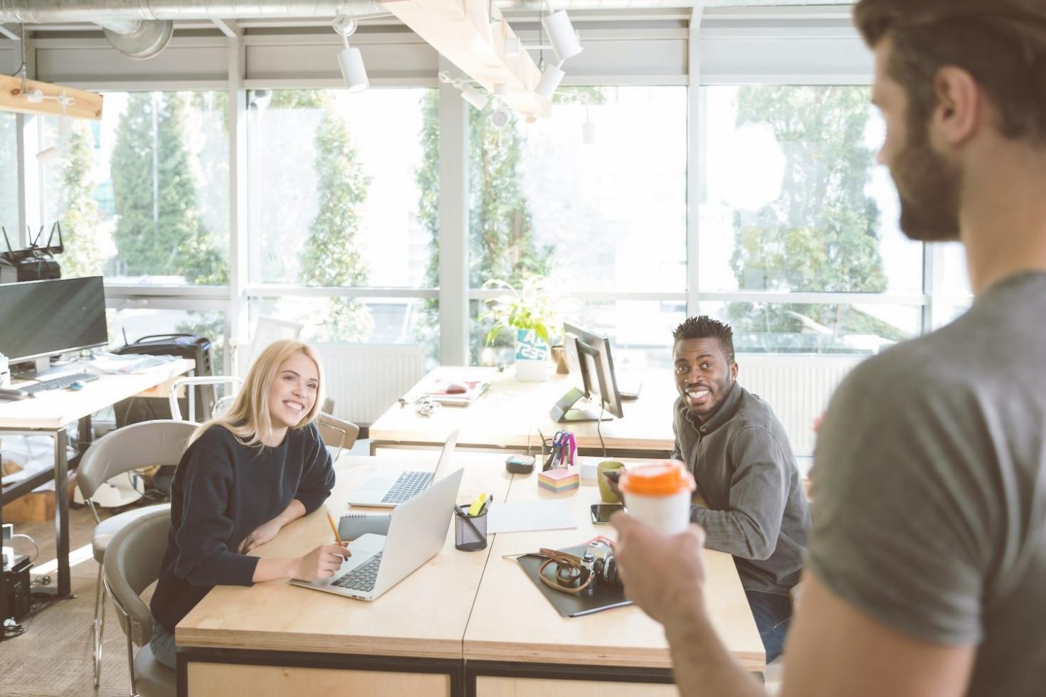 Participanți la program lucrând la planuri financiare personalizate