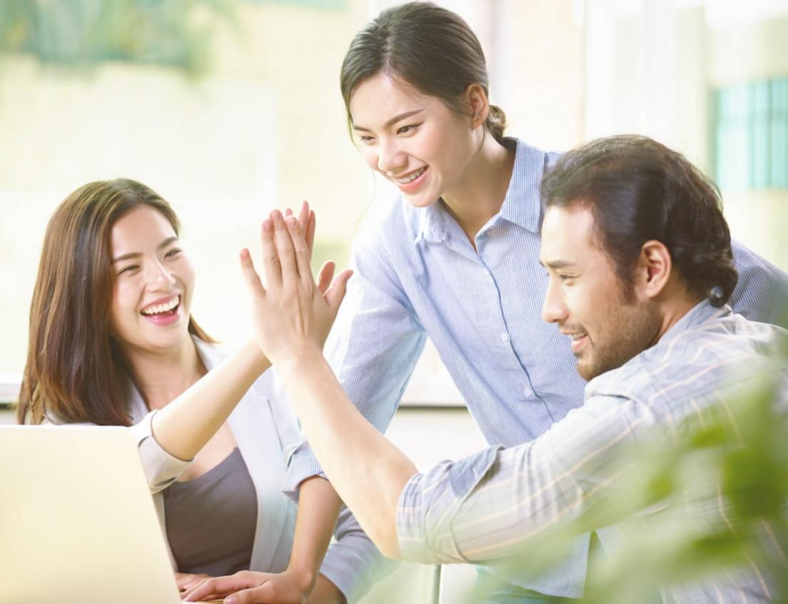 Echipa noastră de consultanți financiari în sesiune de lucru